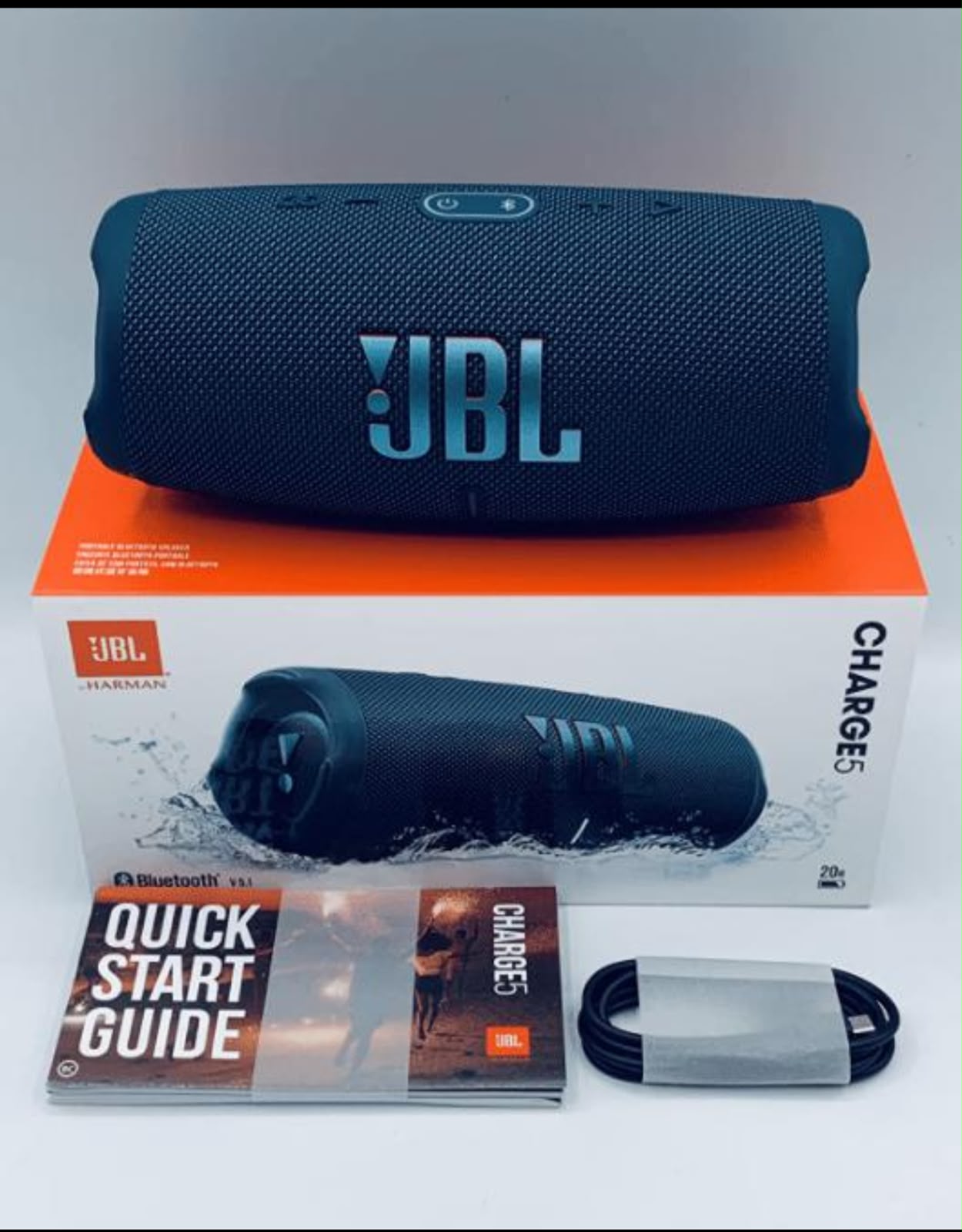JBL Charge 5 con caja, guía rápida y cable