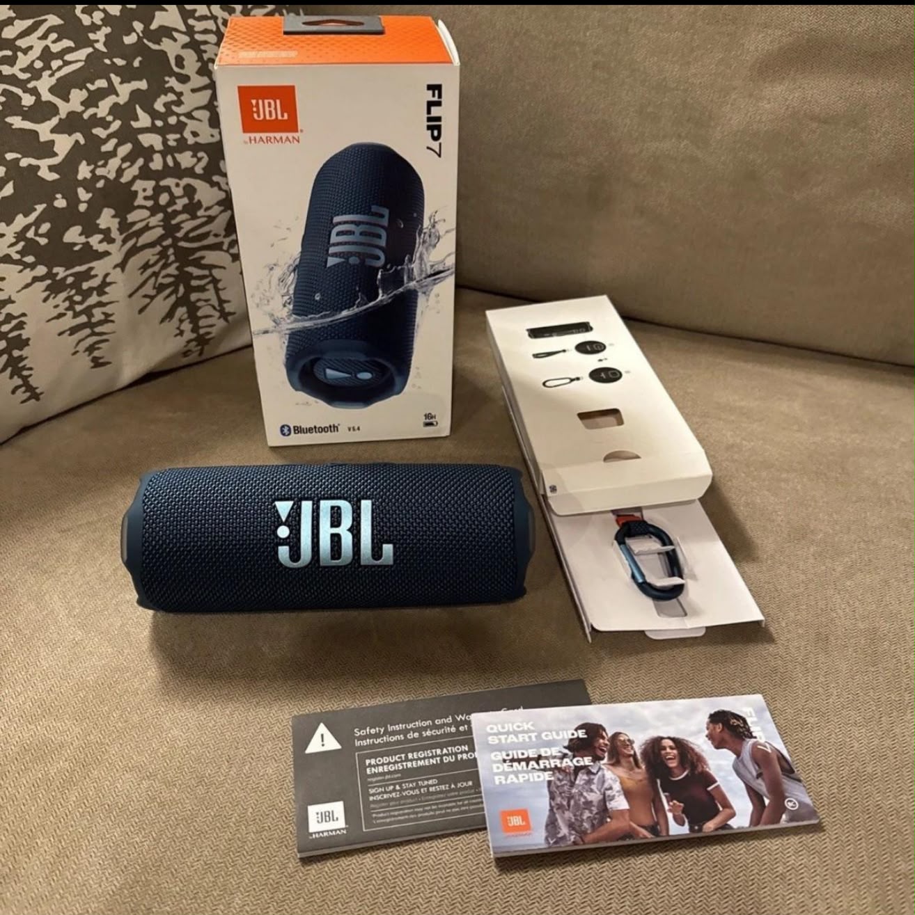 JBL Flip 7 con caja, manuales y accesorios