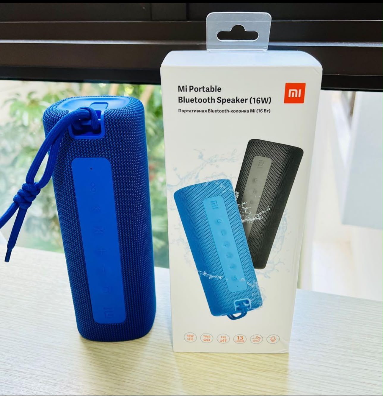 Xiaomi Mi Portable Bluetooth Speaker de 16 W junto a su caja