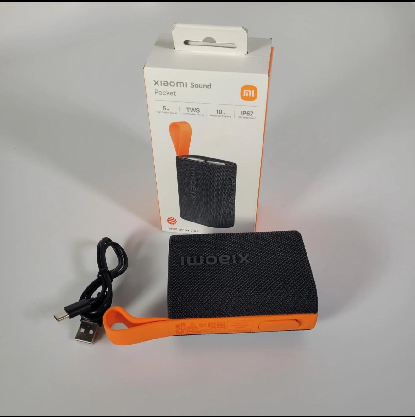 Xiaomi Sound Pocket con su caja y cable